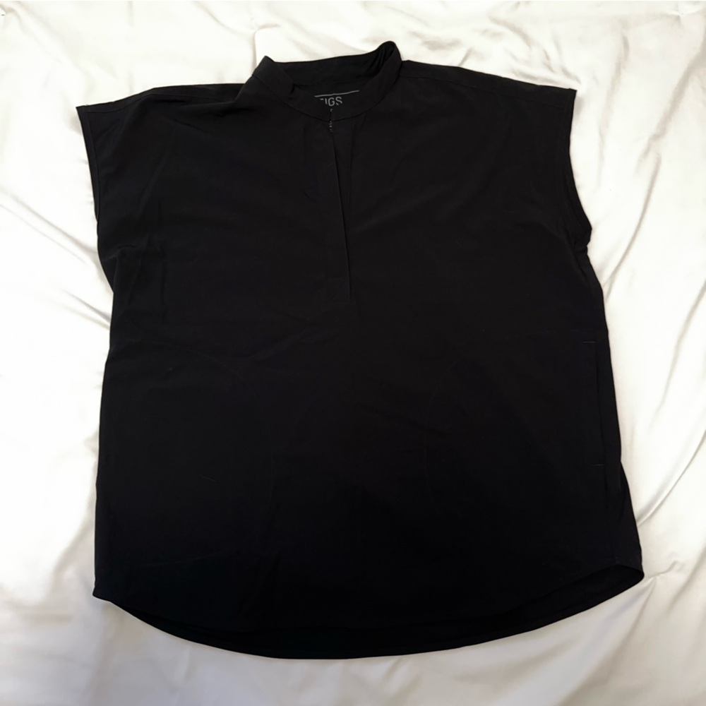 Figs scrub top in black.